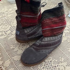 Super cute Tom boots with ties